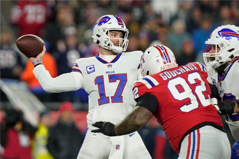 Bills-Quarterback Josh Allen (l) machte ein ganz starkes Spiel gegen die New England Patriots.