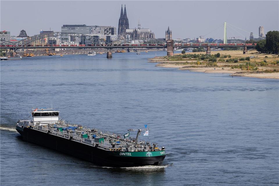 Binnenschiffe fahren bei Niedrigwasser vor der Kulisse des Kölner Doms über den Rhein.Rolf Vennenbernd/dpa