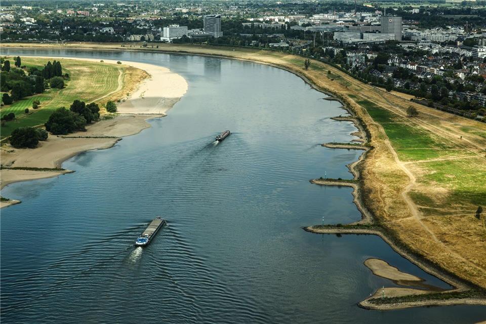 Binnenschiffe fahren mit geringer Ladung bei Niedrigwasser auf dem Rhein.Oliver Berg/dpa
