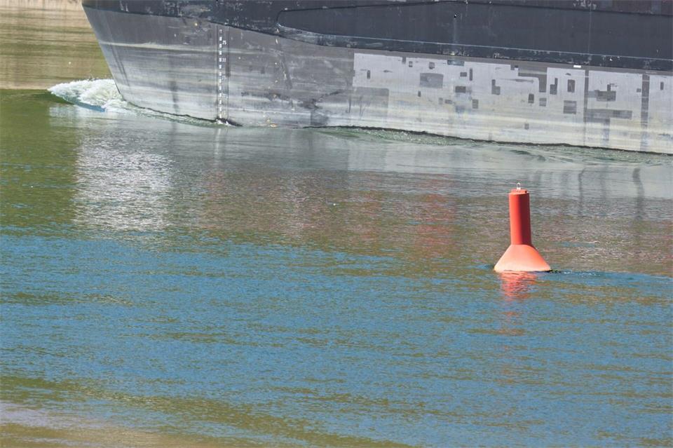 Binnenschiffe ragen derzeit oft weit aus dem Rhein heraus, weil sie wegen des Niedrigwassers nicht mehr viel Fracht laden können. (Archivbild)Thomas Frey/dpa