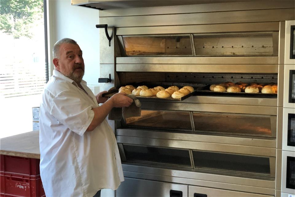 Bio-Bäcker Hubert Leiers holt gerade die frischen Brötchen für die Spendenaktion „Brot für Kumi“ aus dem Ofen. 