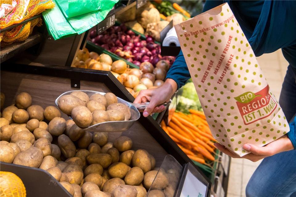 Bio-Kartoffeln aus der Region: Wer darauf Wert legt, kann im Laden oder beim Wochenmarkt gezielt nach Anbauort und Anbauart fragen.picture alliance/dpa/dpa-tmn