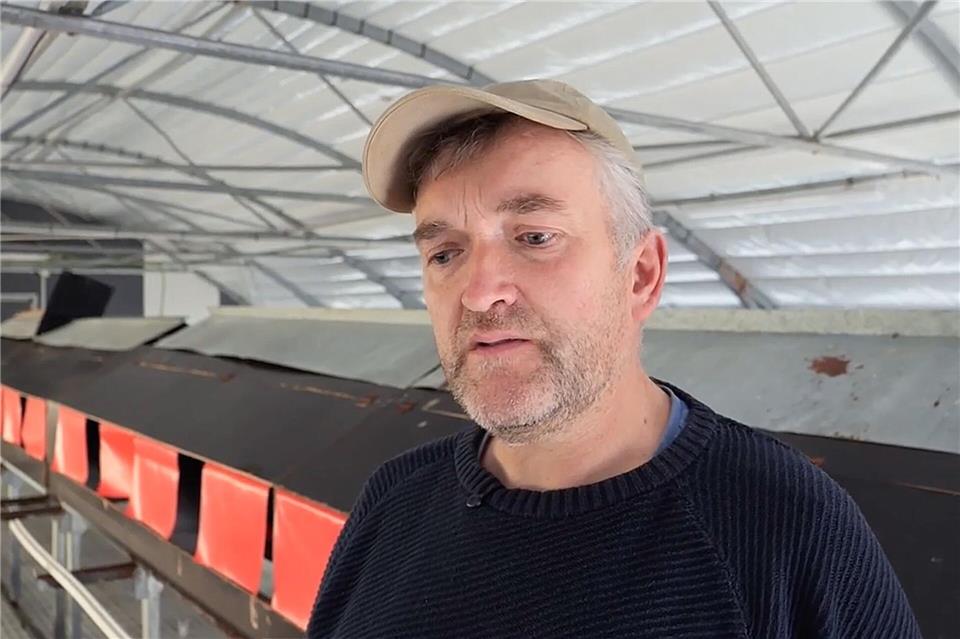 Bio-Landwirt Holger Nöhrnberg steht in seinem leeren Hühnerstall.Jörn Hüneke/dpa