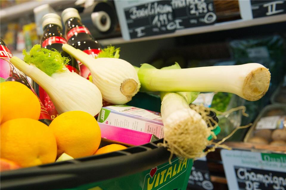 Biolebensmittel sollten nach dem Willen der Grünen von der Mehrwertsteuer befreit werden. Das würde dafür sorgen, dass sich mehr Menschen das gesunde Essen leisten könnten. Auch die Landwirte in Bayern würden davon profitieren. (Illustration)Inga Kjer/dpa