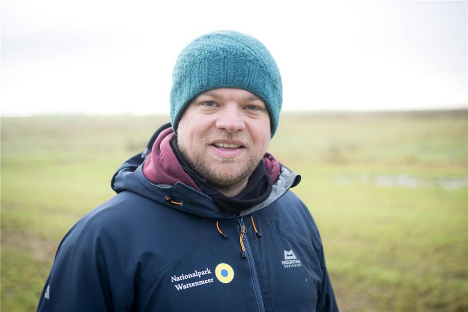 Biologe Benedikt Wiggering betreut das Projekt im Wattenmeer. (Archivbild)Sina Schuldt/dpa
