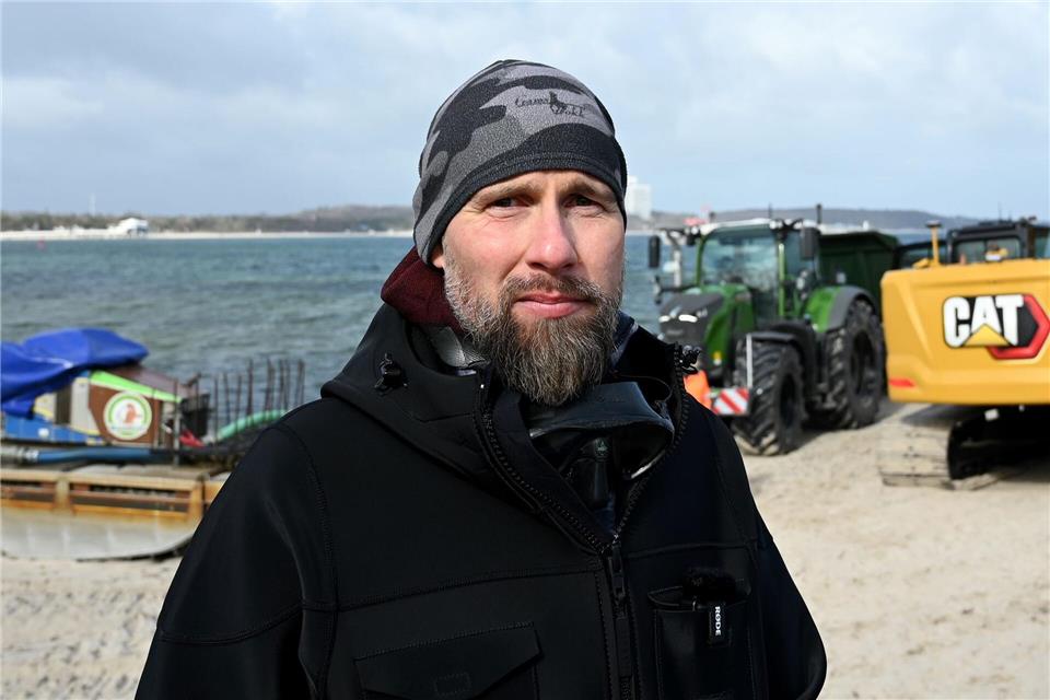 Biologe Lehmann kümmerte sich stundenlang im kalten Wasser um den Wal.Daniel Bockwoldt/dpa