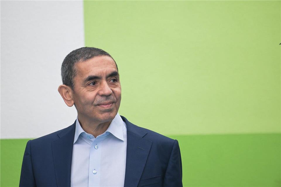 Biontech-Chef Ugur Sahin sagt den Beschäftigten sozialverträgliche Lösungen bei den geplanten Standortschließungen zu. (Archivbild)Sebastian Christoph Gollnow/dpa