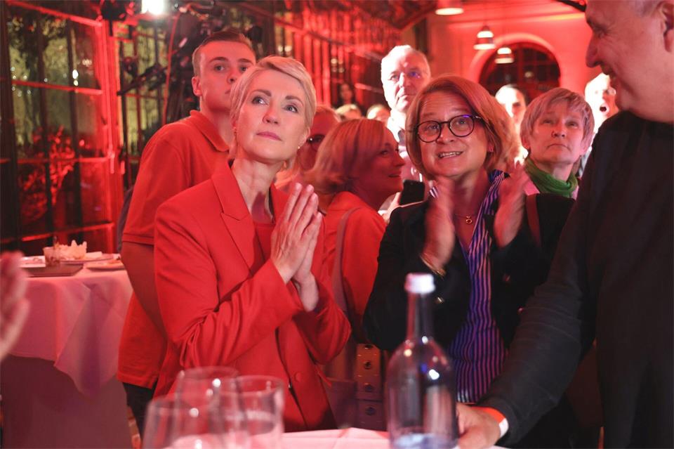 Birgit Hesse (r) ist seit 2019 Landtagspräsidentin in MV. (Archivbild)Bernd Wüstneck/dpa