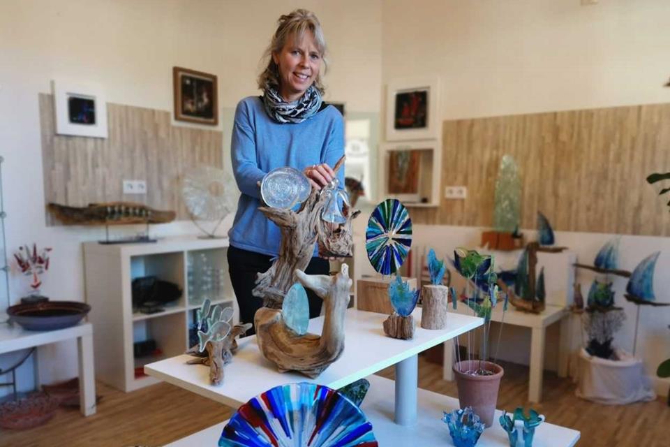 Birgit Kölking fertigt in ihrer Werkstatt Kunstwerke aus Glas.