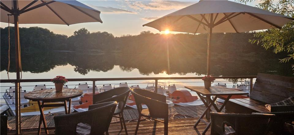 Birgit Liesner genoss die tiefstehende Sonne am See und hielt den Moment im Foto...