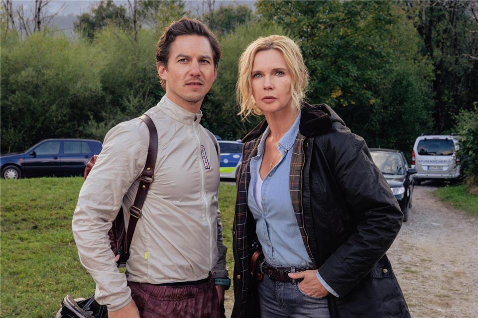Birgit Reincke (Veronica Ferres) und Jonas Becker (Tim Oliver Schultz) ermitteln in „Tiefe Schluchten“, dem dritten Fall der RTL-Reihe „Alpentod – Ein Bergland-Krimi“.Stefanie Leo/RTL/dpa