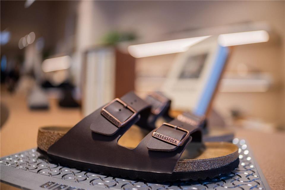 Birkenstock kauft eine 78.000 Quadratmeter große Produktionsanlage bei Dresden (Archivbild)Rolf Vennenbernd/dpa
