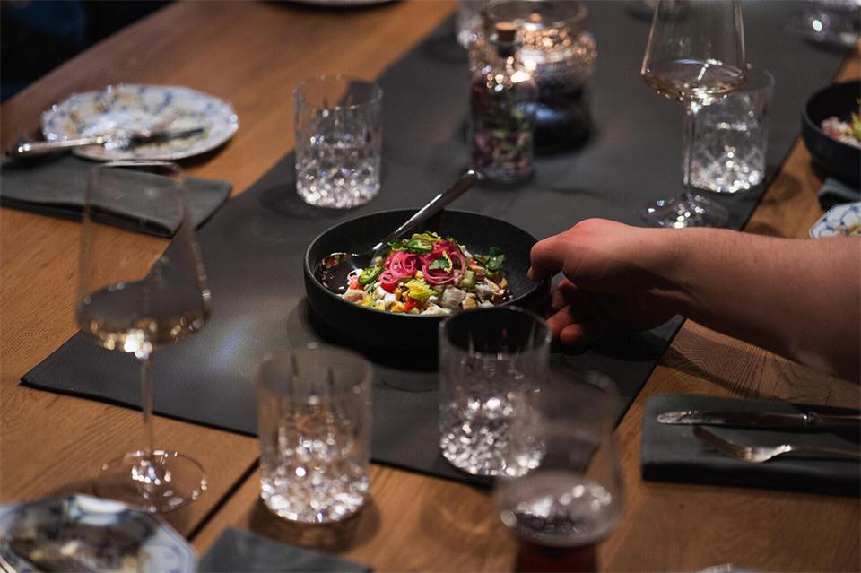 Birte und Raphael Matthiessen bieten in ihrem Wohnzimmer in Oeding Private Dining an.