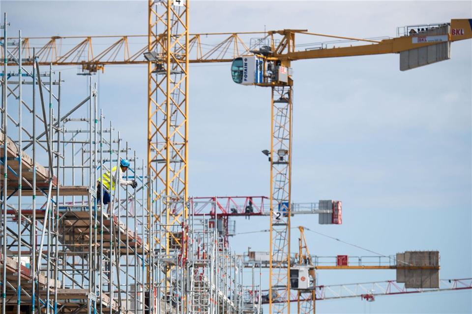 Bis 2029 sollen rund 4000 Wohnungen in Frankfurt entstehen. Julian Stratenschulte/dpa