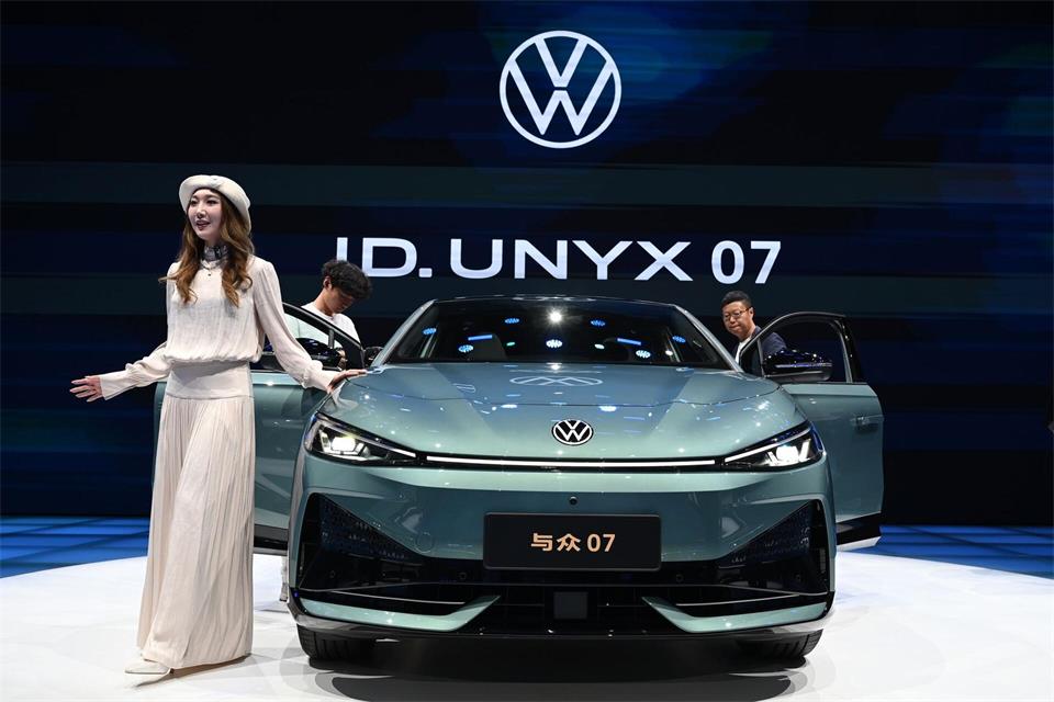 Bis 2030 könnte der Volkswagen in China noch weniger Fahrzeuge verkaufen als ohnehin erwartet. (Archivbild)Johannes Neudecker/dpa
