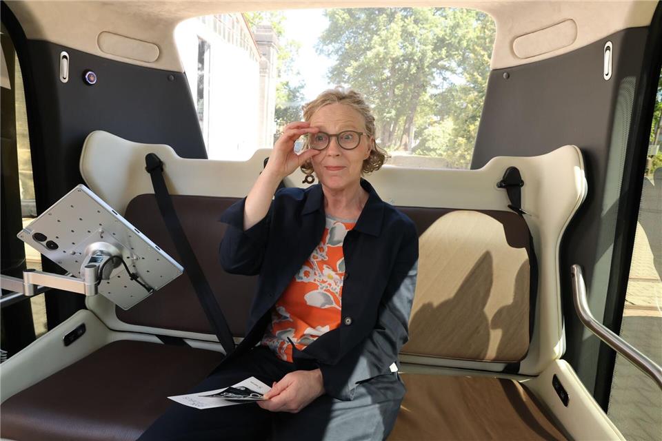 Bis 2030 sollten autonom fahrende Fahrzeuge im öffentlichen Personennahverkehr im Regelbetrieb im Einsatz sein, erklärte Infrastrukturministerin Regina Kraushaar (CDU).Bodo Schackow/dpa