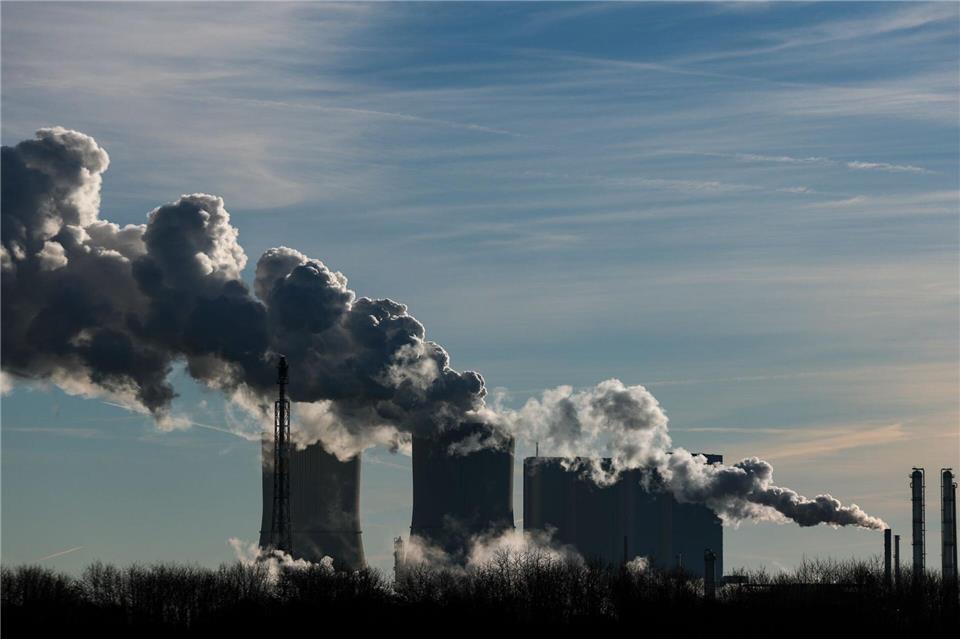 Bis 2045 soll die Industrie klimaneutral produzieren. (Symbolbild)Jan Woitas/dpa