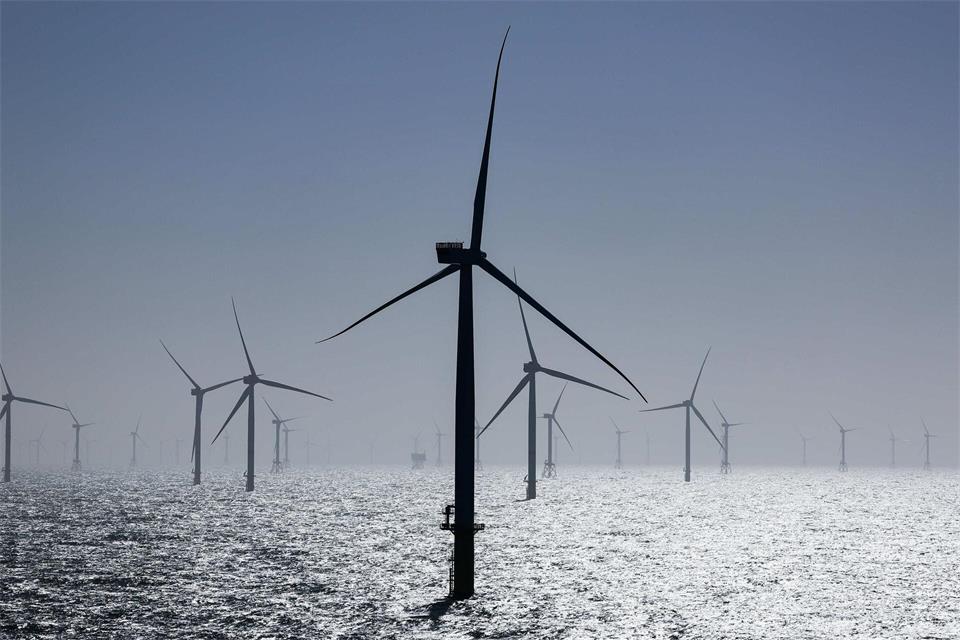 Bis 2045 soll eine Leistung von 70 Gigawatt in der deutschen Nord- und Ostsee installiert sein. (Archivbild) Christian Charisius/dpa