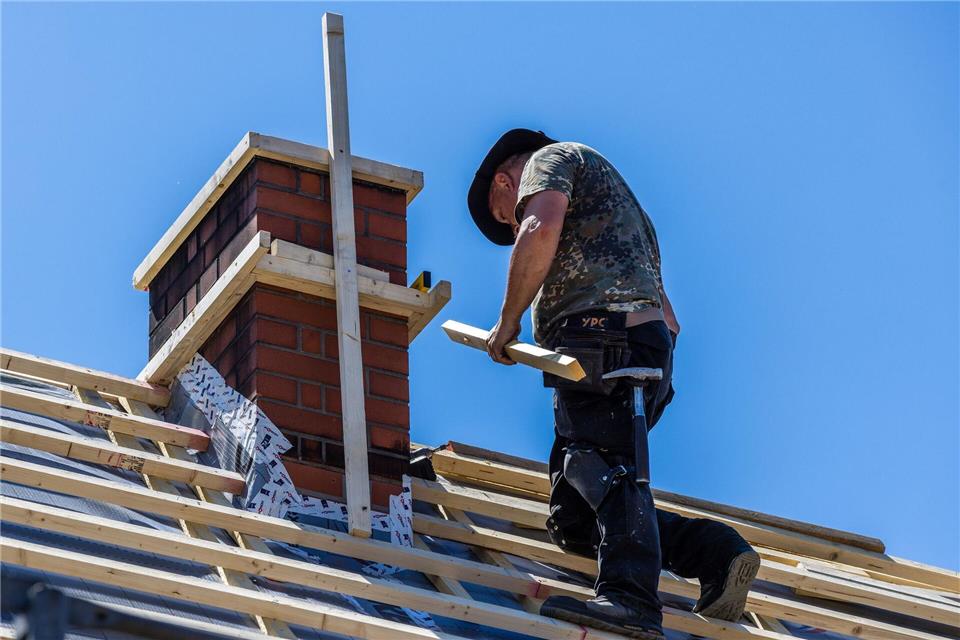 Bis 70 auf dem Dach? Gewerkschaften und Sozialverbände wehren sich gegen eine Anhebung des Renteneintrittsalters und verweisen auf viele Menschen, die körperlich schwere Arbeit machen. (Symbolbild)Frank Hammerschmidt/dpa