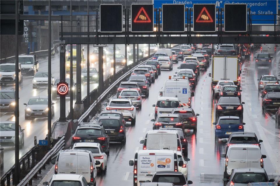 Asphaltarbeiten legen südliche A100 zeitweise lahm Bis Anfang November wird von Gradestraße bis Tempelhofer Damm gebaut. (Archivbild)Sebastian Gollnow/dpa