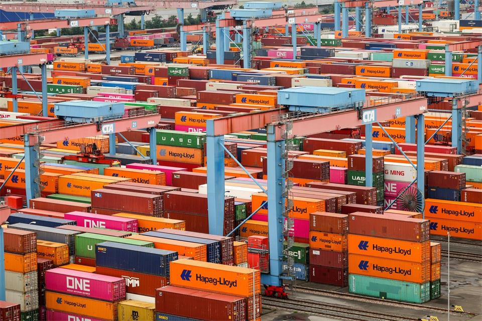 Bis Container in Seehäfen wie Rotterdam oder Antwerpen ankommen, kann es ein schwieriger Weg sein. (Symbolfoto)Christian Charisius/dpa