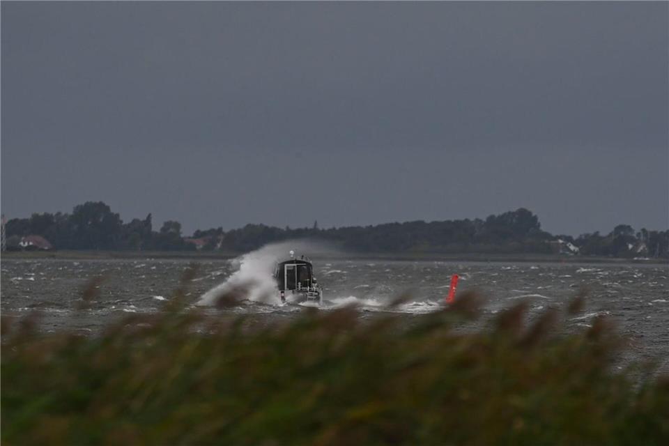 Bis Dienstagmittag wurde laut DWD teils Windstärke 10 an der Küste von MV gemessen.Stefan Sauer/dpa