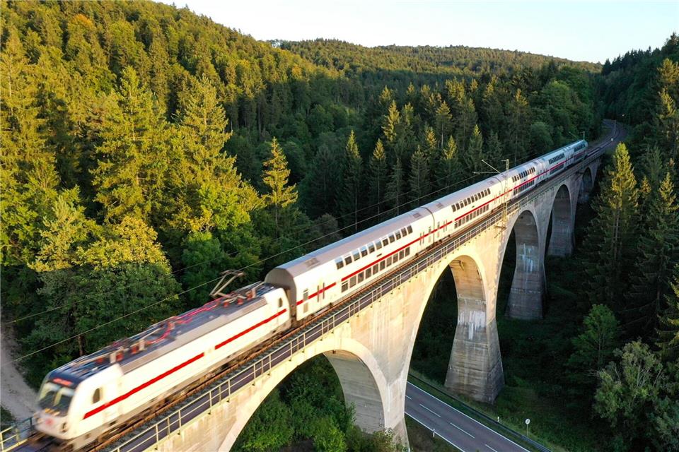 Bis Ende 2026 fährt weiterhin jeder zweite IC nur bis Singen. (Foto-Archiv)Felix Kästle/dpa