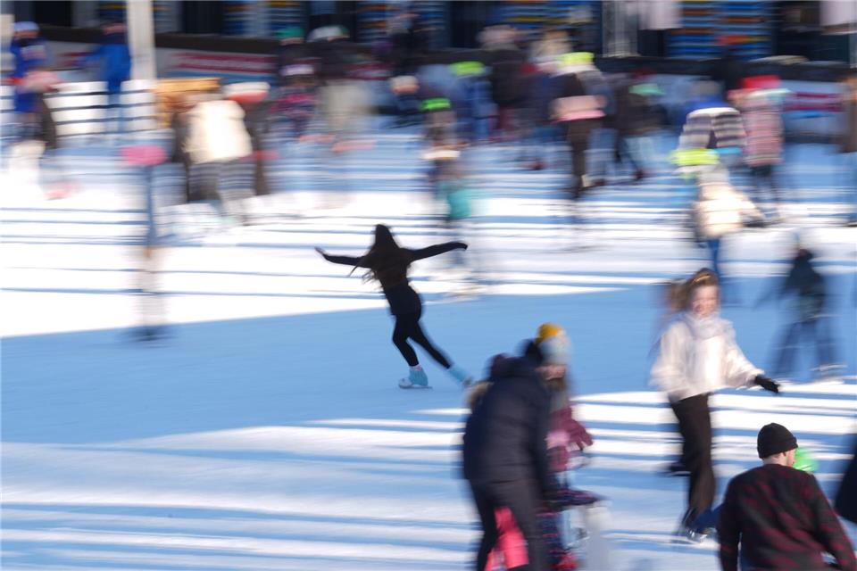 Bis Ende März ist die Eisbahn im Hamburger Park Planten und Blomen geöffnet. (Archivbild)Marcus Brandt/dpa