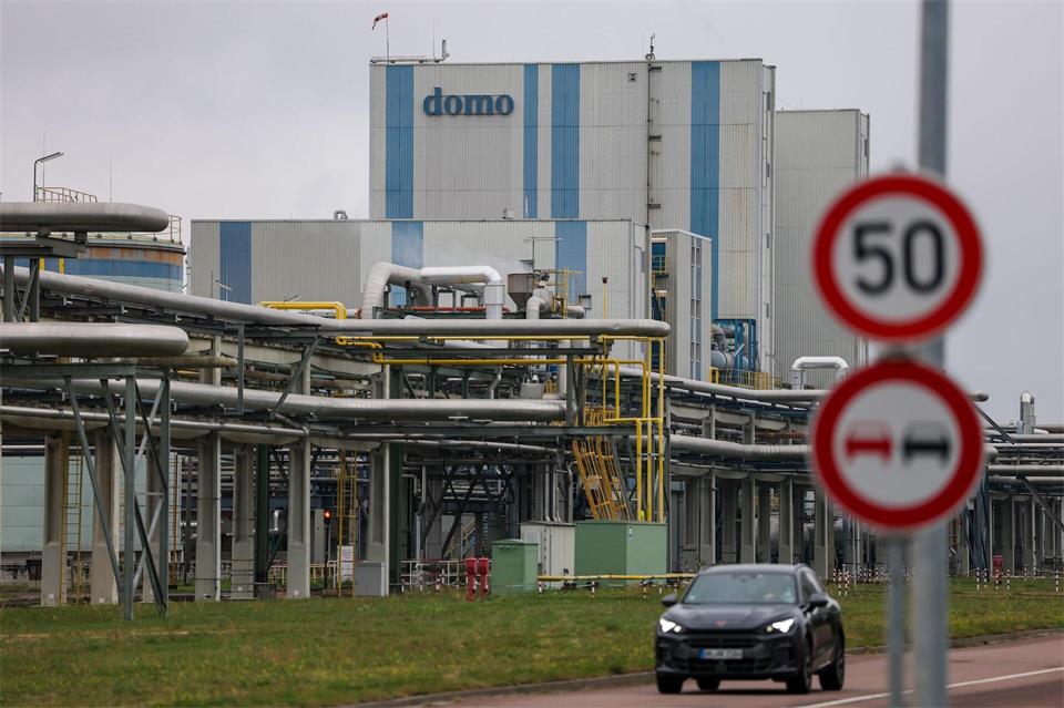 Bis Ende September wird in Leuna noch produziert, danach droht der Anlage das Aus. (Archivbild)Jan Woitas/dpa