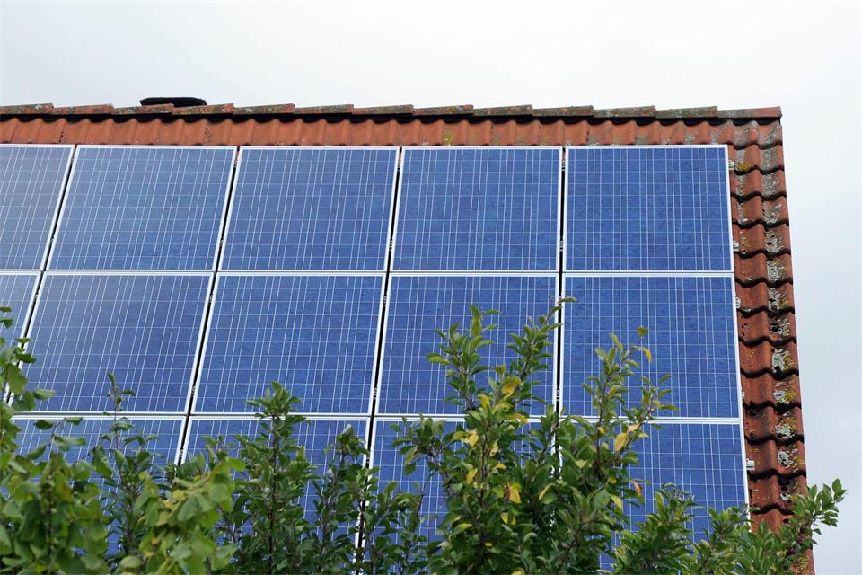 Bis Ende September wurde in Deutschland mehr Solarstrom erzeugt als im gesamten Vorjahr. (Symbolbild)Caroline Seidel/dpa