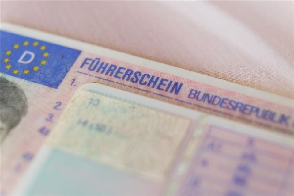 Bis Ende des Jahres soll in ganz Bayern der neue Führerschein im Internet beantragt werden können. (Symbolbild) Ole Spata/dpa