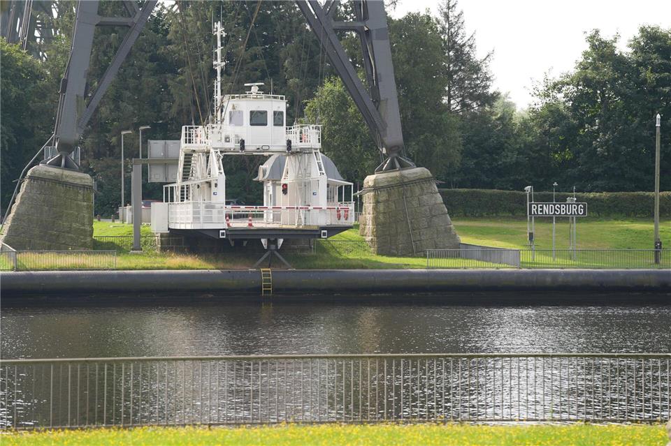 Bis Ende des Jahres wird die Schwebefähre vom Wasserstraßen- und Schifffahrtsamt betrieben. (Archivbild)Marcus Brandt/dpa