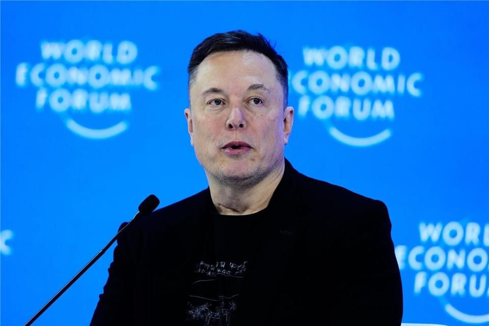 Bis Ende kommenden Jahres könnte Tesla Optimus-Roboter „an die Öffentlichkeit“ verkaufen, prognostizierte Elon Musk in Davos.Markus Schreiber/AP/dpa