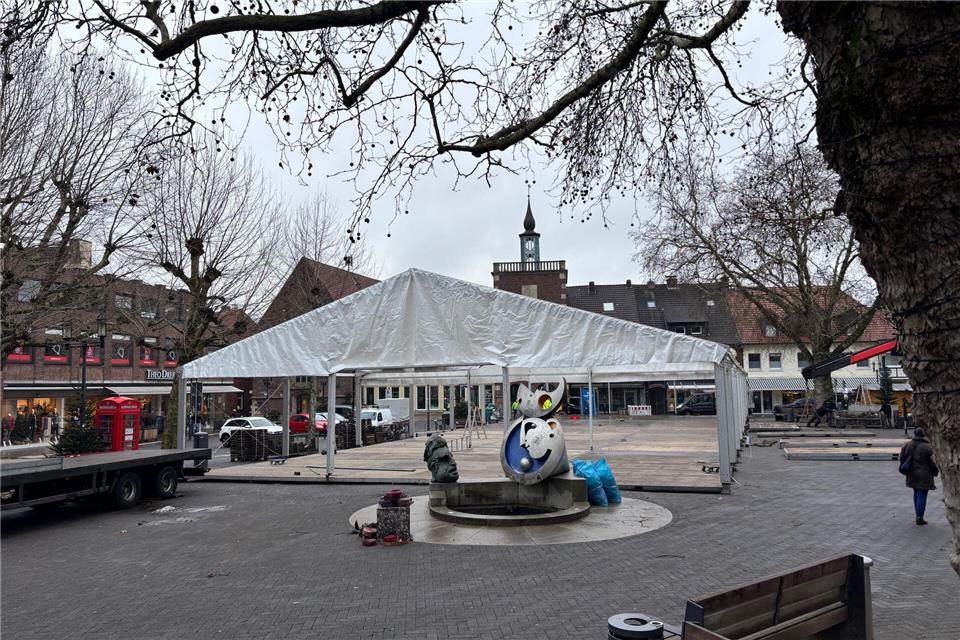 Bis Freitag, 9. Januar, soll die Eisbahn auf dem Marktplatz in Borken fertig sein.