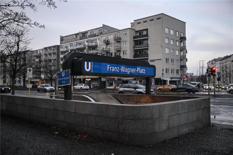 Bis Freitag sollen die Schilder hängen.Britta Pedersen/dpa