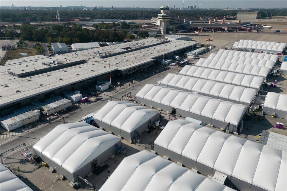 Bis Jahresende sollen die verbliebenen Bewohner der Flüchtlingsunterkunft Tegel ausziehen. (Archivbild)   Sebastian Gollnow/dpa