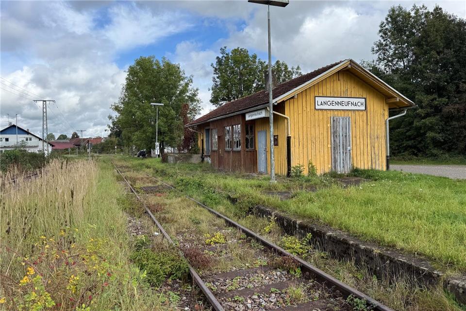 Bahn-Comeback in Schwaben – Strecke vor Reaktivierung  Bis Langenneufnach, hier der verfallene Bahnhof, soll die alte Staudenbahn in Landkreis Augsburg reaktiviert werden. (Archivfoto)Ulf Vogler/dpa