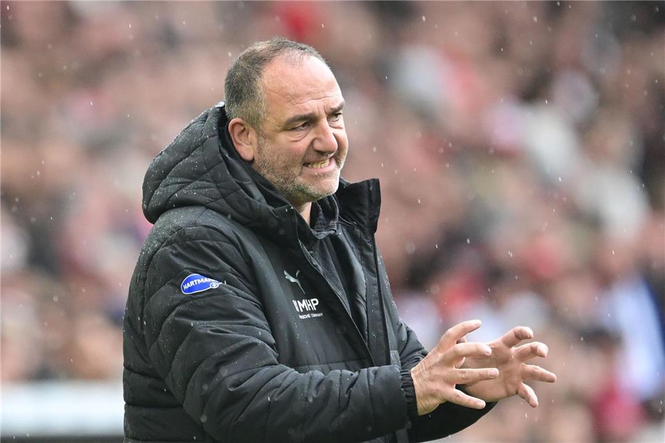 Bis Mai gilt es: Frank Schmidt will mit dem 1. FC Heidenheim den Klassenerhalt packen. (Archivbild)Bernd Weißbrod/dpa