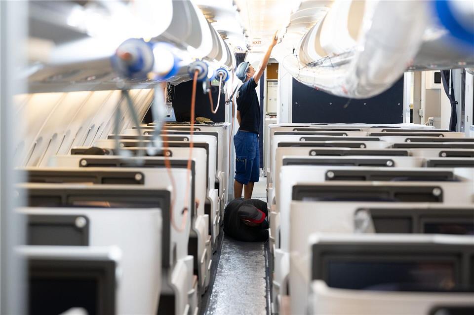 Bis Mitte 2027 sollen die sechs A380 der Lufthansa umgerüstet sein. Sebastian Kahnert/dpa