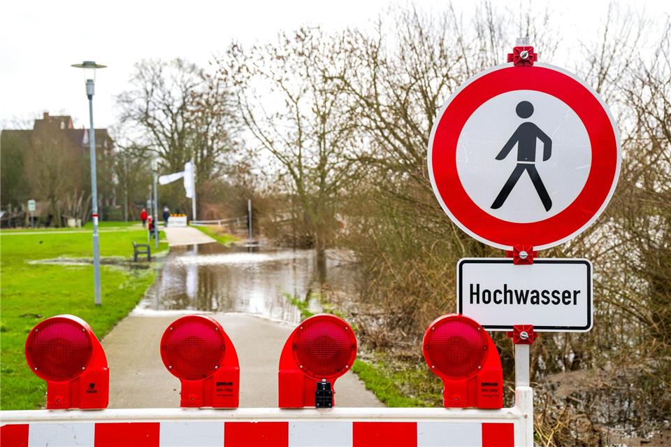 Bis Montag wird in Niedersachsen viel Regen erwartet, deshalb droht örtlich Hochwasser. (Archivbild)Sina Schuldt/dpa