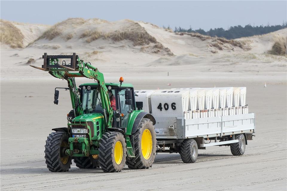 Bis Ostern sollen nach und nach an allen Strandabschnitte Strandkörbe stehen.Bodo Marks/dpa