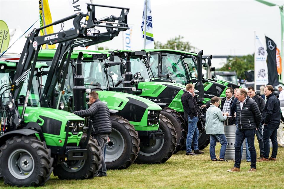 Bis Sonntag präsentieren mehrere Hundert Aussteller Neuigkeiten rund um die Themen Landwirtschaft, Ernährung und Erneuerbare Energien. (Archivbild)Axel Heimken/dpa