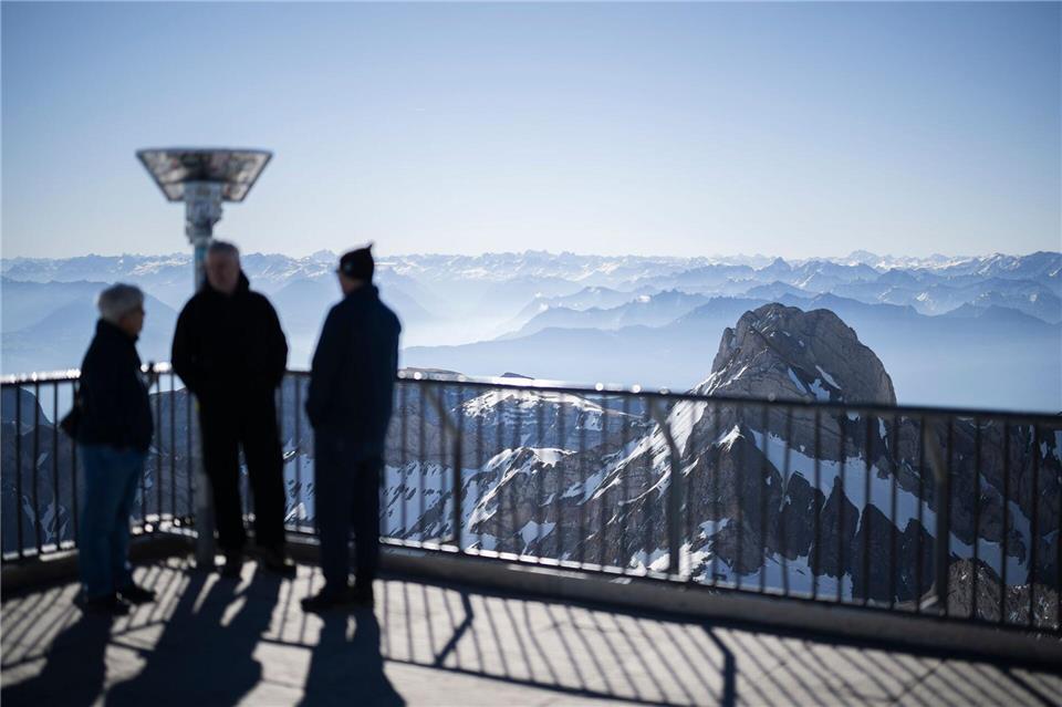 Bis Spätherbst ist der Gipfel des Säntis nur zu Fuß zu erreichen.Gian Ehrenzeller/KEYSTONE/dpa