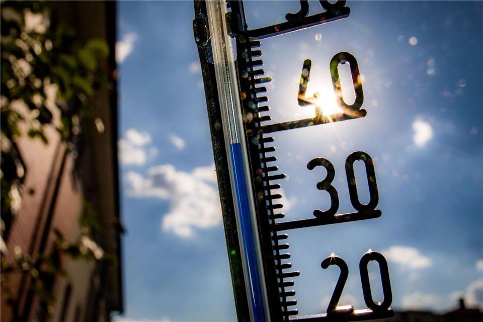 Bis auf 39 Grad können die Werte am Donnerstag laut DWD steigen. (Symbolbild)Frank Rumpenhorst/dpa
