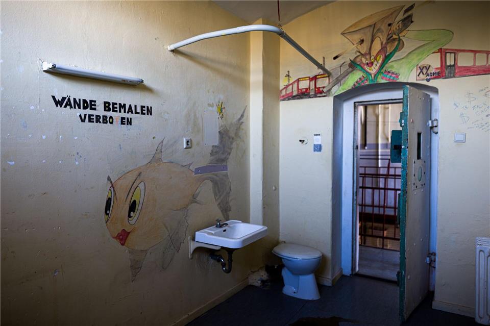 Bis auf Waschbecken und Toiletten ist aber nicht mehr viel in den Zellen. (Archivbild)Moritz Frankenberg/dpa