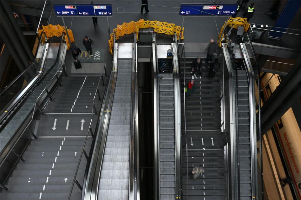 Bis auf weiteres gesperrt: 42 von 54 Rolltreppen im Berliner Hauptbahnhof. (Archivbild)Markus Lenhardt/dpa
