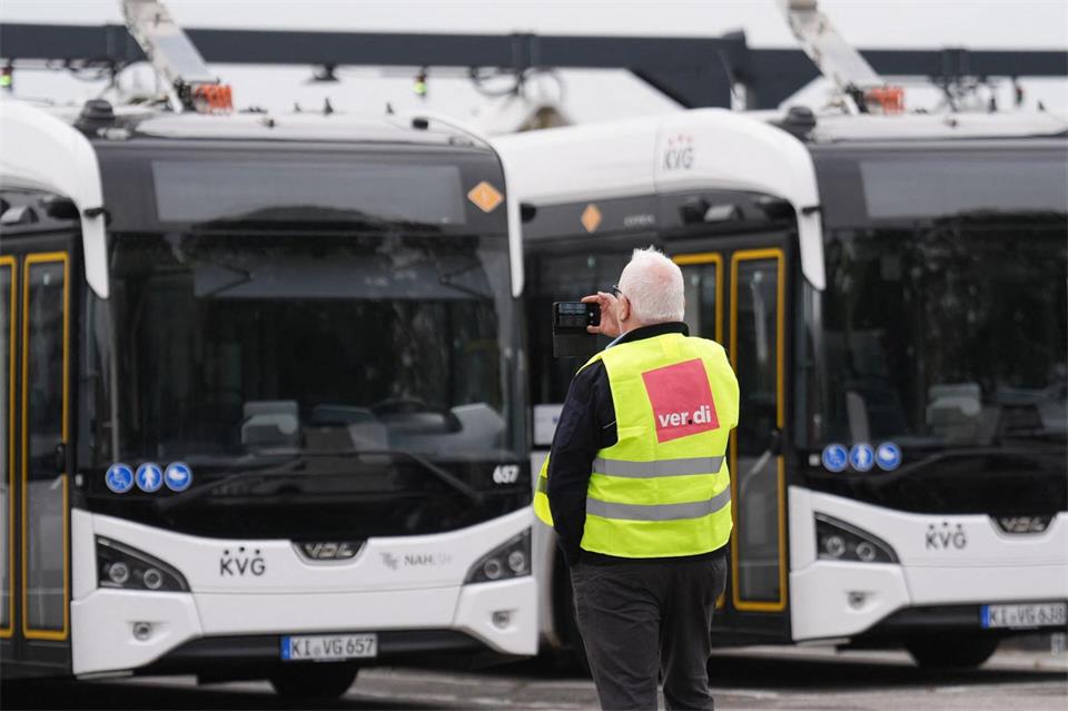 Bis auf weiteres keine Warnstreiks mehr bei den Stadtbussen in Kiel, Lübeck, Neumünster und Flensburg. (Archivbild)Marcus Brandt/dpa