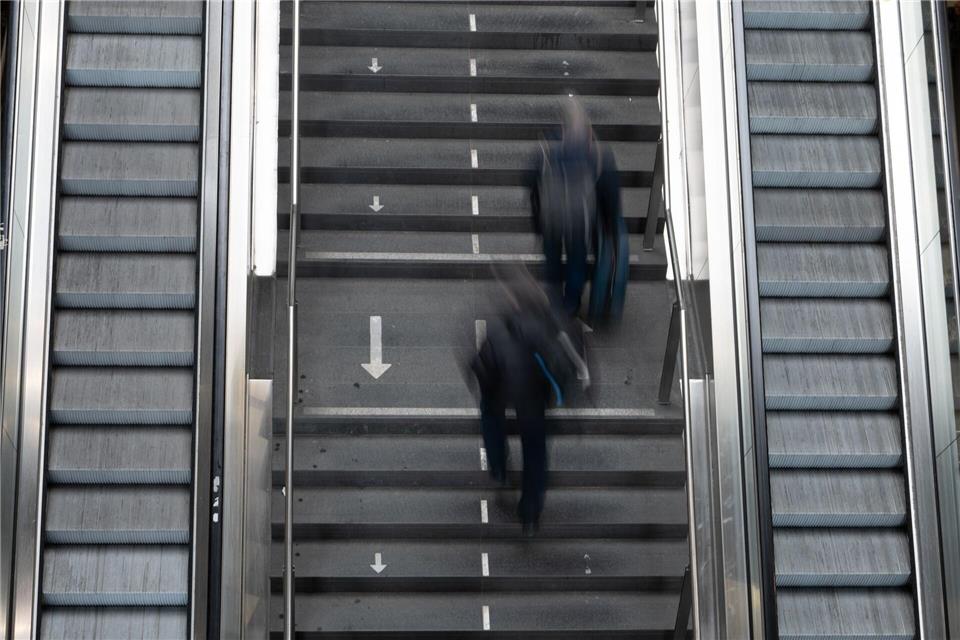 Bis auf weiteres müssen Reisende am Berliner Hauptbahnhof Treppen steigen oder Aufzug fahren. Markus Lenhardt/dpa