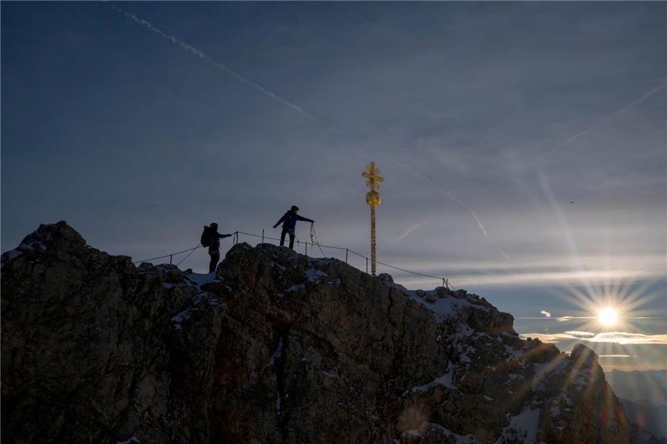 Bis das Kreuz zurückkehrt, wird der Gipfel der Zugspitze einen ungewohnten Anblick bieten.Peter Kneffel/dpa