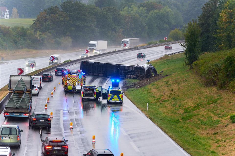 Bis die Autobahn wieder vollständig befahrbar sei, wird es laut Polizei noch dauern.Gianni Gattus/dpa
